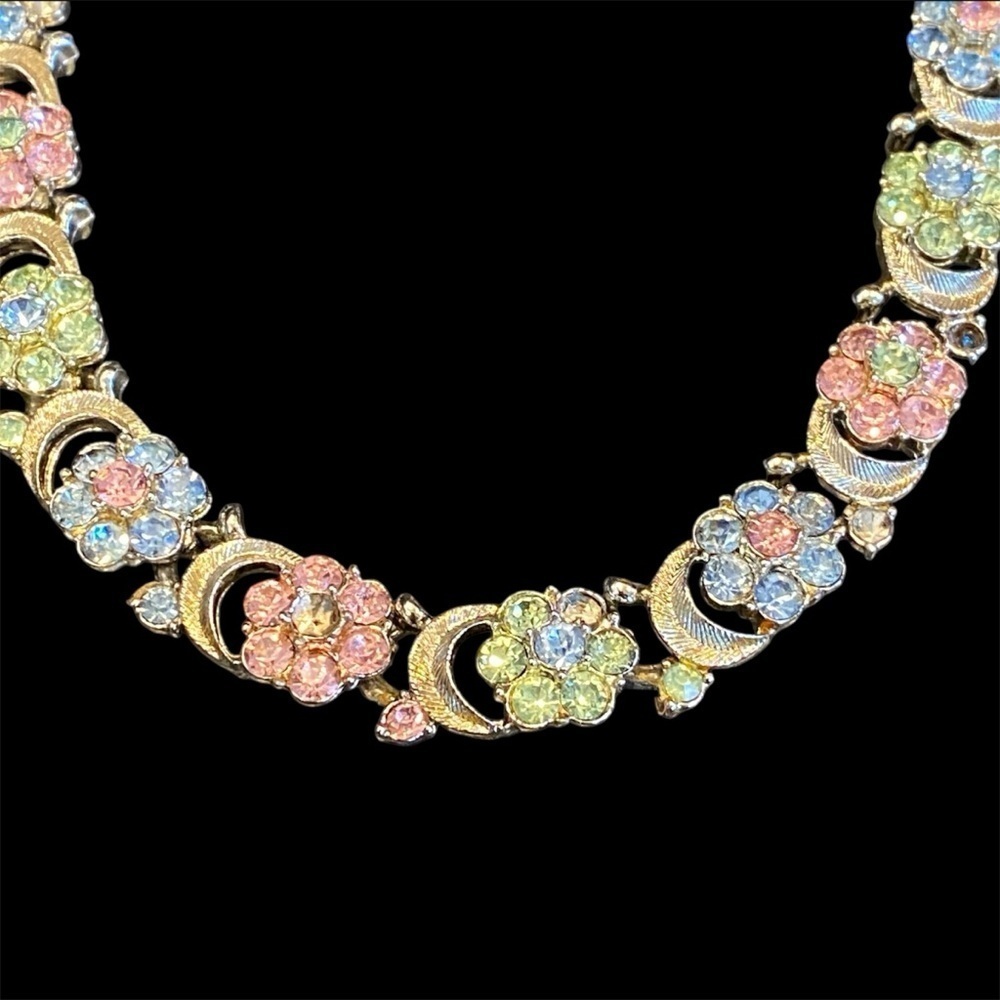 Elegant Multicolor Floral Necklace - Picture 2 of 3